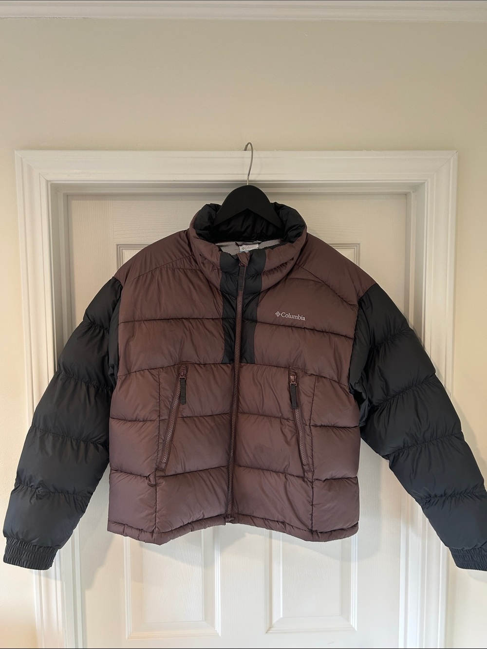 Columbia women’s L Two-Tone Puffer Jacket in deep mauve and Black
